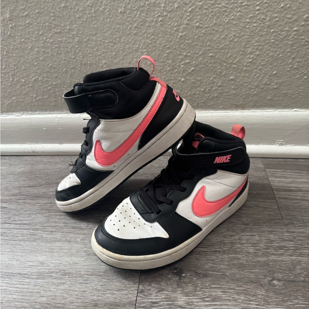 Nike Girls' Court Borough Mid 2 Shoes. Size 3Y.